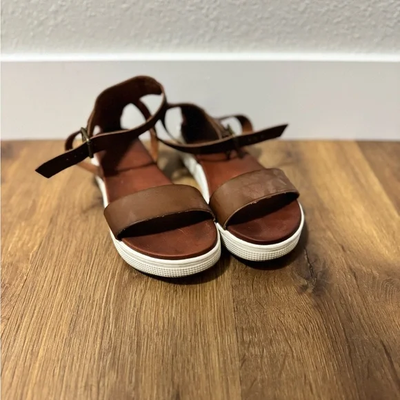 MIA Brown Sandals with White Sole - Picture 2 of 6